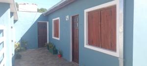 a blue house with two doors and a staircase at Casa con parque para 5 personas in Miramar