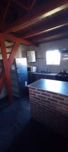 una cucina con frigorifero blu e bancone di Casa con parque para 5 personas a Miramar