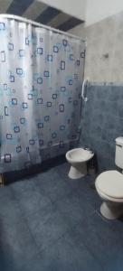 bagno con 2 servizi igienici e tenda per la doccia di Casa con parque para 5 personas a Miramar