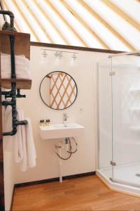 een badkamer met een wastafel en een douche bij Johnny Yurts in Johnson City