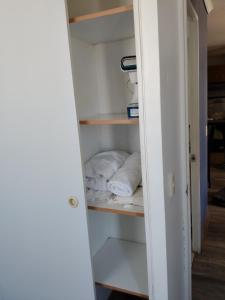 een kleine kast met een bed erin bij Departamento 2D 1B 1E in La Serena