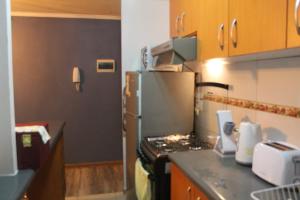 een keuken met een fornuis en een koelkast bij Departamento 2D 1B 1E in La Serena +7 foto's