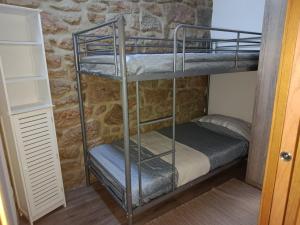 een paar stapelbedden in een kamer bij CriCastelo - Alojamento Local in Trancoso +5 foto's