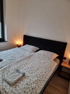 ein Bett in einem Schlafzimmer mit einem Kissen darauf in der Unterkunft Apartament z tarasem in Kutno