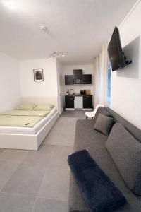 Μια τηλεόραση ή/και κέντρο ψυχαγωγίας στο Durdi Hotels Groß-Zimmern 24h Self Check in