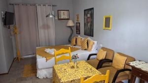 een woonkamer met een bank en een tafel bij Hotel Chácara do Mosteiro in São Vicente