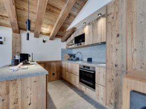 Kuchyň nebo kuchyňský kout v ubytování Chalet Élégant au Pied des Pistes à Val d'Isère - FR-1-567-139