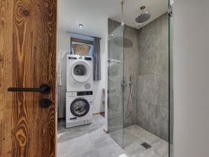 Koupelna v ubytování Chalet Élégant au Pied des Pistes à Val d'Isère - FR-1-567-139