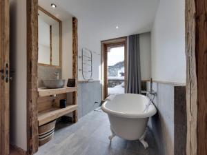 Koupelna v ubytování Chalet Élégant au Pied des Pistes à Val d'Isère - FR-1-567-139 + 4 fotografie