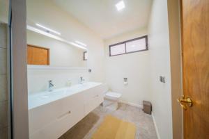 ein Badezimmer mit Badewanne, Toilette und Waschbecken in der Unterkunft Feri Lodge 3 in Tohautu