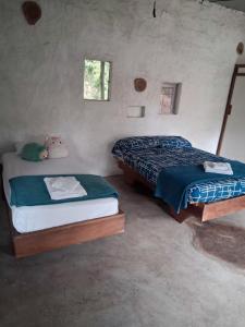 een slaapkamer met twee bedden in een kamer bij La Loma in Bellavista