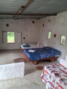 een slaapkamer met twee bedden in een kamer bij La Loma in Bellavista