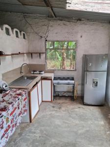 een keuken met een koelkast, een gootsteen en een fornuis bij La Loma in Bellavista