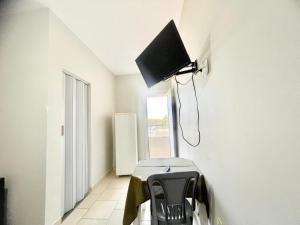 een kamer met een tafel en een lamp aan de muur bij Pousada Shalom Adonai-1 in Guarapari