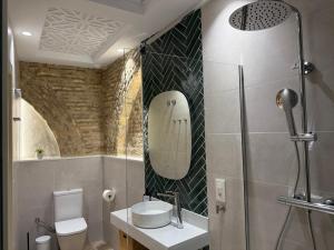 ein Badezimmer mit Toilette, Waschbecken und Dusche in der Unterkunft Arcos de Santa Marta in Córdoba + 43 Fotos