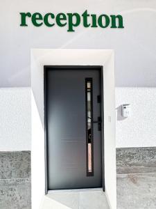 Vita Verde في توريفايجا: باب في مبنى مكتوب عليه كلمة "استقبال"