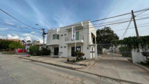 un edificio bianco all'angolo di una strada di Hotel Zoe a Sampués