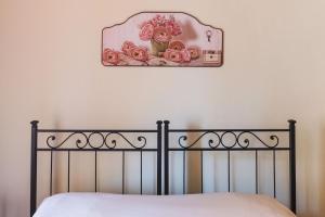 ローマにあるGlam Sm Maggiore Guest Houseのベッド上壁壺絵