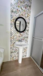 un bagno con lavandino e specchio di Hotel Zoe a Sampués