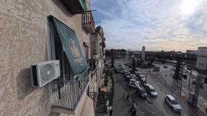 a building with a balcony and a street with cars at Luxury Home Airport in Naples