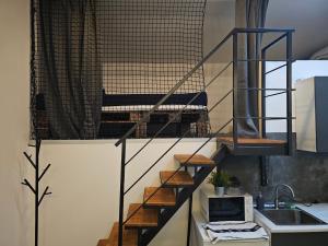 een wenteltrap in een keuken met een magnetron bij Ubytování Městská hora Beroun in Beroun