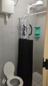 Et badeværelse på KitNet suíte Balneário shangrila