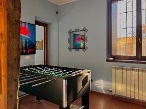 ein großer Tischkicker in einem Raum mit Anzeige Anzeige Tosate Tosate Tosate in der Unterkunft G House Casa sul Naviglio in Cassina deʼ Pecchi