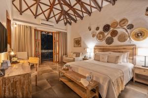 Postel nebo postele na pokoji v ubytování Casa Jacaranda Hotel Boutique -Cauca Viejo- Mayores de 14 años + 88 fotografií