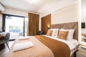 um quarto de hotel com uma cama grande e uma escrivaninha em Hotel Lajka Luxury em Ulcinj