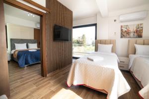 um quarto de hotel com duas camas e uma TV de tela plana em Hotel Lajka Luxury em Ulcinj