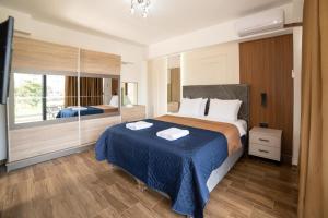 um quarto com uma cama grande com um cobertor azul em Hotel Lajka Luxury em Ulcinj