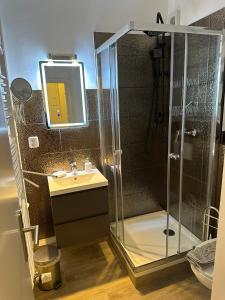 un bagno con doccia, lavandino e specchio di Relax 2 a Goslar