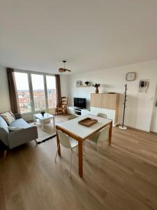 TV a/nebo společenská místnost v ubytování Appartement lumineux et calme Plage et commerces