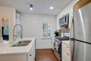 eine Küche mit einem Kühlschrank aus Edelstahl und einer Spüle in der Unterkunft 4 Blocks from King Street, Classic, Cool, Quiet in Charleston