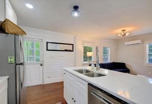 eine Küche mit Spüle und Kühlschrank in der Unterkunft 4 Blocks from King Street, Classic, Cool, Quiet in Charleston
