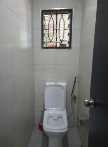 ein Badezimmer mit Toilette und Fenster in der Unterkunft ZEG Homestay in Suva