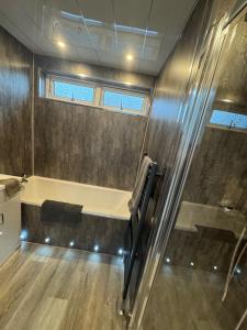 Et badeværelse på Family - Garden - Parking - WiFi - Sleeps 5 + 12 billeder