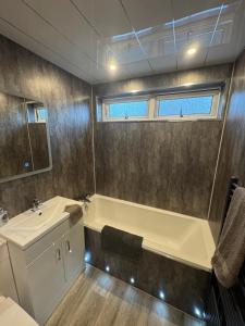 Et badeværelse på Family - Garden - Parking - WiFi - Sleeps 5