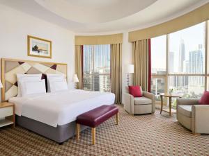 迪拜迪拜阿拉穆如瑞士酒店的一间酒店房间，里面有一张床和一扇大窗户。 更多203张照片