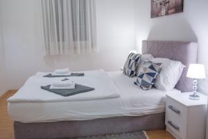 een slaapkamer met een bed met twee handdoeken erop bij Rooms Blanc in Pučišća
