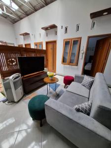 ein Wohnzimmer mit Sofa und Fernseher in der Unterkunft Shoreside - Bukit Asri in Jepara