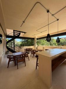 eine Terrasse mit Holztischen und -stühlen und einer Treppe in der Unterkunft Calakmul Tulum in Cedro