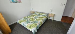 En eller flere senge i et værelse på Beachcomber - 39 Phillip Drive South West Rocks