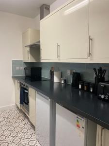 Køkken eller tekøkken på Comfortable Modern House Long and Short Stays + 3 billeder