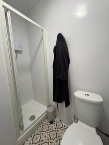 Et badeværelse på Comfortable Modern House Long and Short Stays