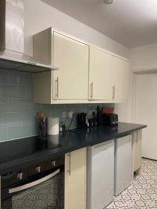 Køkken eller tekøkken på Comfortable Modern House Long and Short Stays