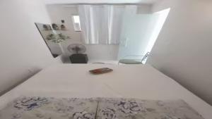 Giường trong phòng chung tại Pé na areia Búzios Geribá 1