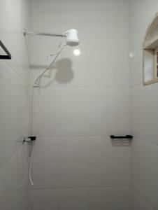 una doccia con soffione in un bagno di Recanto Antônio Costa a Parati