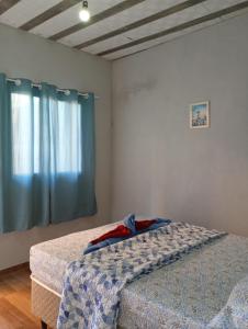 una camera da letto con due letti e una finestra di Recanto Antônio Costa a Parati