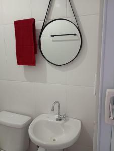 bagno con lavandino e specchio a parete di Recanto Antônio Costa a Parati